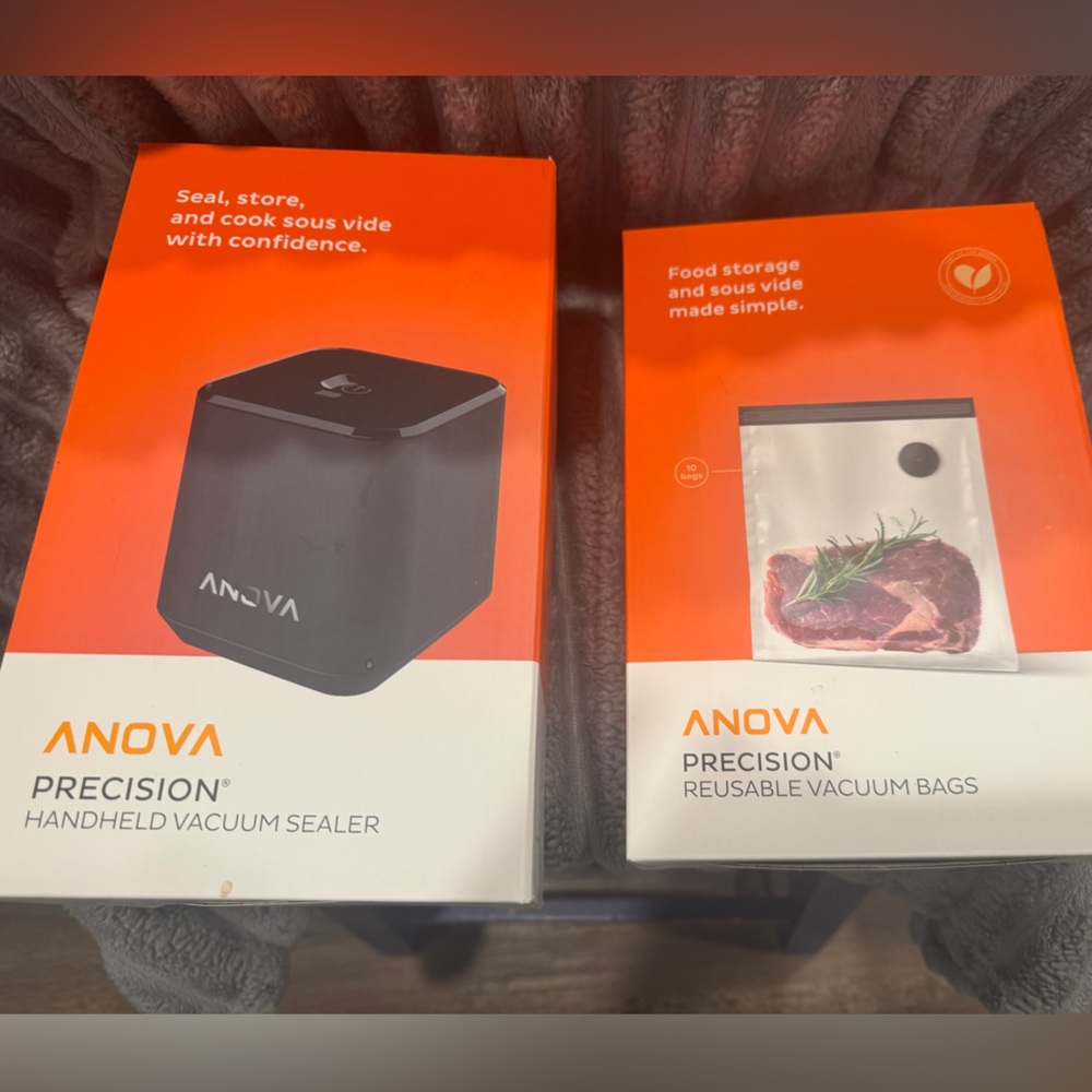 Anova Precision Handheld Vacuum Sealer and 12 Reusable Bags NWT